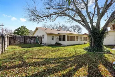 813 S Guadalupe Street, Lockhart, TX 78644 - Photo 27