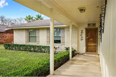 813 S Guadalupe Street, Lockhart, TX 78644 - Photo 3