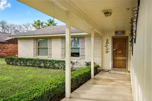 813 S Guadalupe St, Lockhart, TX 78644 - Photo 3