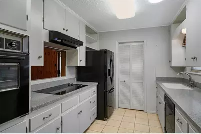 813 S Guadalupe Street, Lockhart, TX 78644 - Photo 13