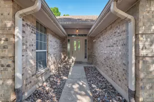 1710 Oaklawn Dr, Taylor, TX 76574 - Photo 3