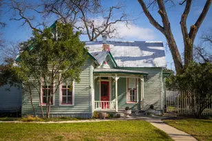 633 S Castell Ave, New Braunfels, TX 78130 - Photo 1