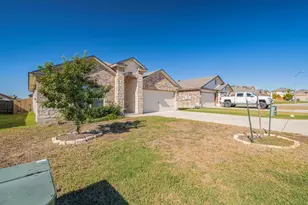 129 Plata Ln, Jarrell, TX 76537 - Photo 3