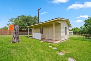 487 Edgewood Ave, Giddings, TX 78942 - Photo 21
