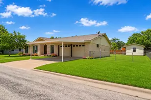 487 Edgewood Ave, Giddings, TX 78942 - Photo 3