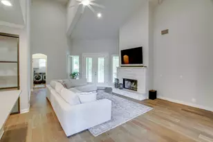 18 Glenway Dr, The Hills, TX 78738 - Photo 9