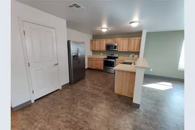 702 W 6th Street #B, Taylor, TX 76574 - Photo 5