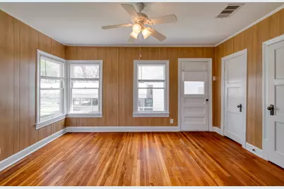 710 N Avenue H, Elgin, TX 78621 - Photo 7