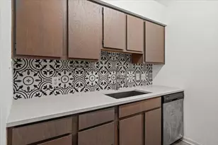1705 Crossing Pl, Austin, TX 78741 - Photo 3