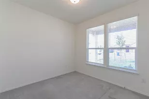 8203 Knoxville Trl, Austin, TX 78744 - Photo 9