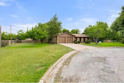 704 Brookwood Circle, Taylor, TX 76574 - Photo 35