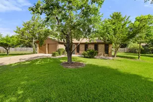 704 Brookwood Cir, Taylor, TX 76574 - Photo 5