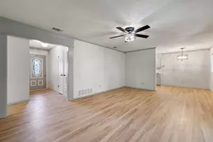 704 Brookwood Cir, Taylor, TX 76574 - Photo 7