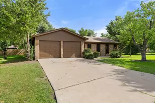 704 Brookwood Cir, Taylor, TX 76574 - Photo 3