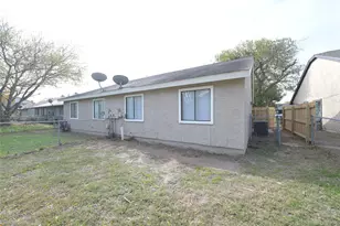 916 Crockett St, Lockhart, TX 78644 - Photo 11