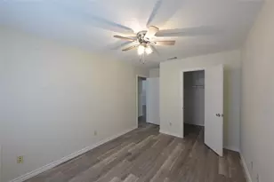 916 Crockett St, Lockhart, TX 78644 - Photo 7