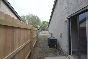 916 Crockett St, Lockhart, TX 78644 - Photo 9