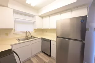 916 Crockett St, Lockhart, TX 78644 - Photo 3