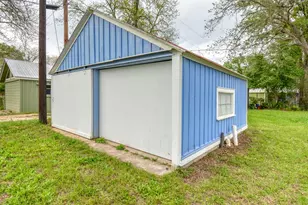 501 Burleson St, Smithville, TX 78957 - Photo 15