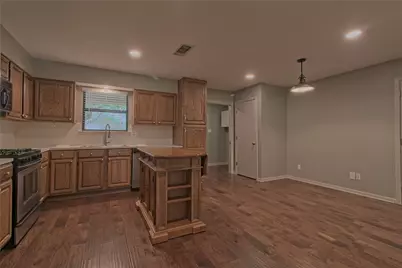 1102 Fowzer Street E, Taylor, TX 76574 - Photo 9