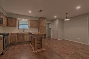 1102 Fowzer Street E, Taylor, TX 76574 - Photo 9