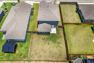 148 Hidalgo Ln, Elgin, TX 78621 - Photo 35