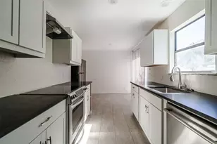 2106 Lamplight Village Cir, Austin, TX 78727 - Photo 3