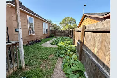 711 N Bishop Street, San Marcos, TX 78666 - Photo 17