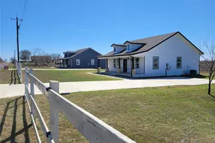 577 County Road 422 Rd, Stockdale, TX 78160 - Photo 11