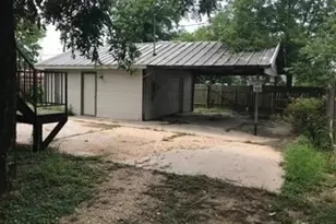 1017 W 3rd Street W, Taylor, TX 76574 - Photo 3