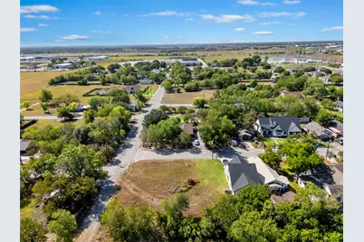 915 Torres Street, Lockhart, TX 78644 - Photo 5