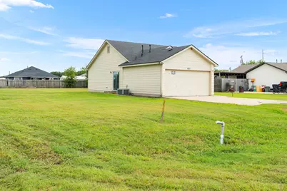 407 E Pietzsch Street, Bartlett, TX 76511 - Photo 3