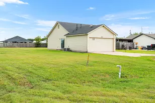 407 E Pietzsch St, Bartlett, TX 76511 - Photo 3