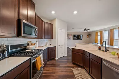 325 Fort William Street, Hutto, TX 78634 - Photo 9