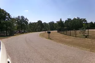 386 Hidden Oaks Dr, Elgin, TX 78621 - Photo 3