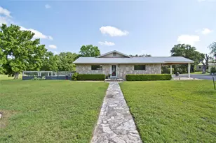 702 E Schubert St, Fredericksburg, TX 78624 - Photo 1