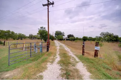 4598 State Highway 173 N, Devine, TX 78016 - Photo 3