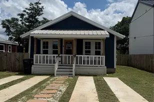 1207 Pine St, Bastrop, TX 78602 - Photo 1