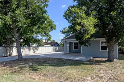 219 E Davilla Street, Bartlett, TX 76511 - Photo 3