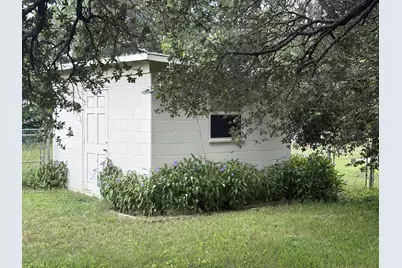 393 N Manse Avenue, Giddings, TX 78942 - Photo 5