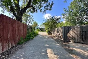 2103 E 16th St, Austin, TX 78702 - Photo 23