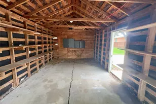 306 Bowie St, Luling, TX 78648 - Photo 5