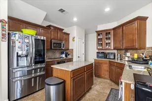 117 E Emory Fields Dr, Hutto, TX 78634 - Photo 15