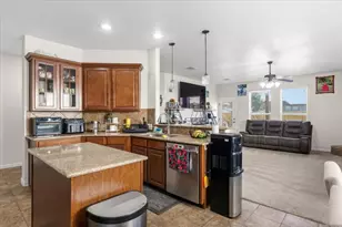 117 E Emory Fields Dr, Hutto, TX 78634 - Photo 13