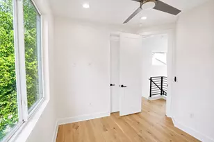 1123 Omega Ave, Austin, TX 78721 - Photo 21