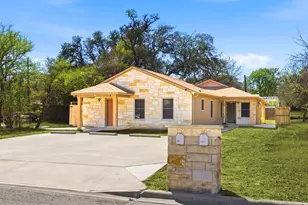 823 N Commerce St, Lockhart, TX 78644 - Photo 3