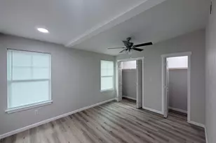 403 Taylor St, Smithville, TX 78957 - Photo 9