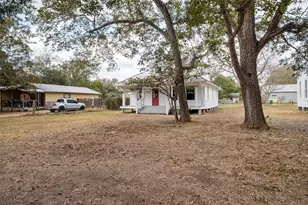 304 Washington St, Smithville, TX 78957 - Photo 3