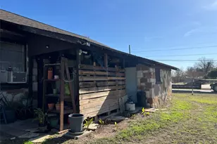 204 Brewster St, Florence, TX 76527 - Photo 3