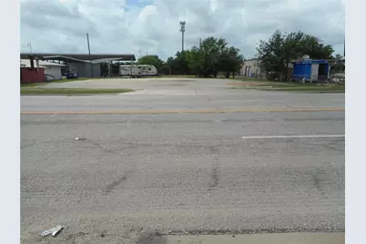 1107 W 2nd Street, Taylor, TX 76574 - Photo 7
